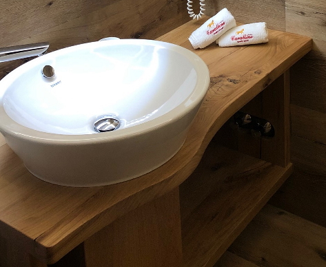 Zimmer Das Badezimmer empfindet ein besonderes Gefühl Camera feeling particolare del bagno