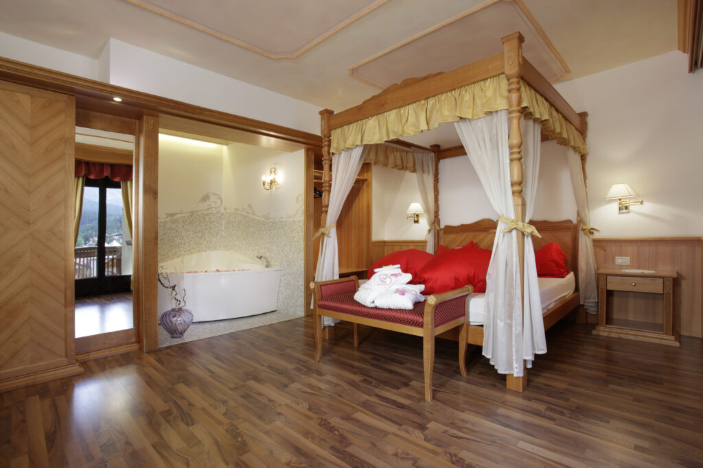 Junior suite ad andalo con letto a baldacchino