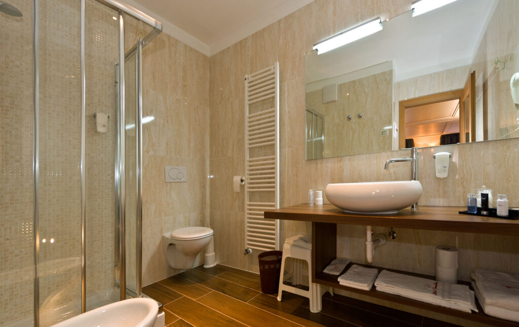 Cavallino Lovely Hotel – Junior Suite Romantica – bagno suite romantica in montagna ad andalo