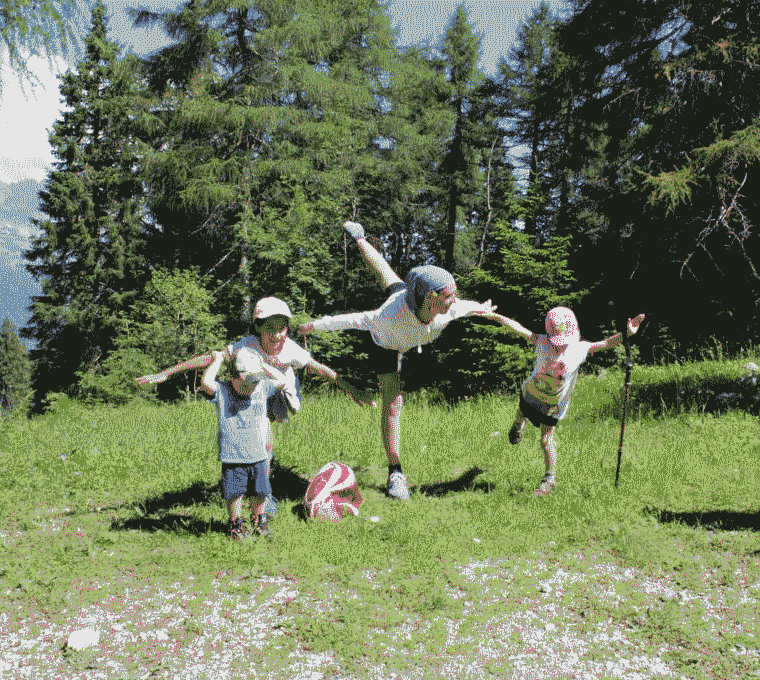 offriamo esercizi yoga all'aria aperta in montagna